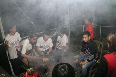 海藍(lán)機(jī)電員工在燒烤 海藍(lán)機(jī)電員工在燒烤